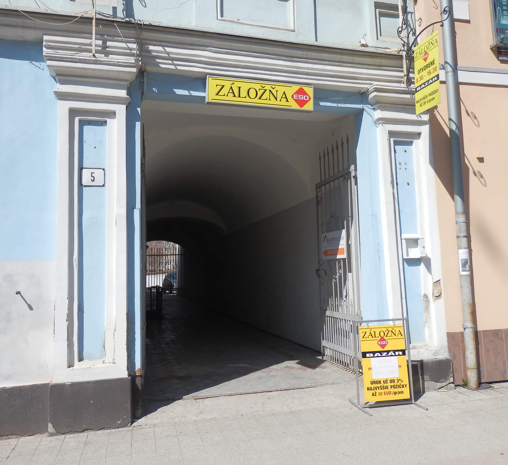 Záložňa ESO vchod od ulice